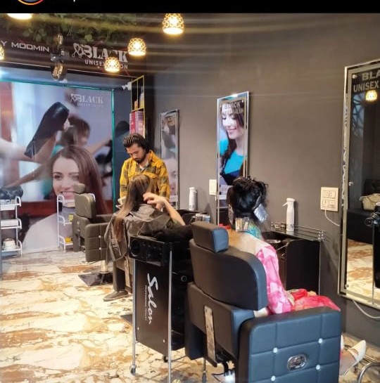 Make-up artist Momina opens 'Unisex Salon' in Sopore