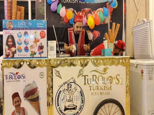 Türk dondurması “turkuaz” Keşmir vadisinde yayılıyor